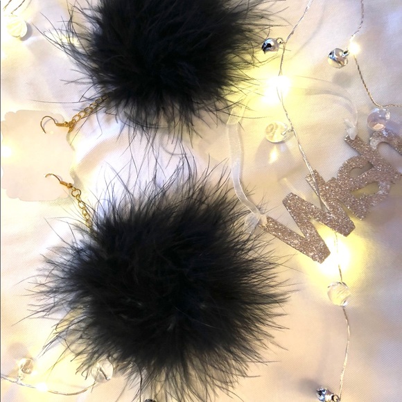 Black feather earrings 4.5” long NWT - Picture 4 of 6
